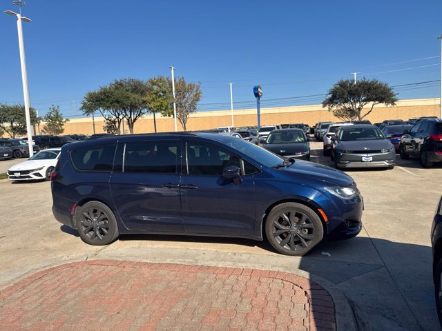 Used 2019 Chrysler Pacifica Touring-L Plus FWD image 3