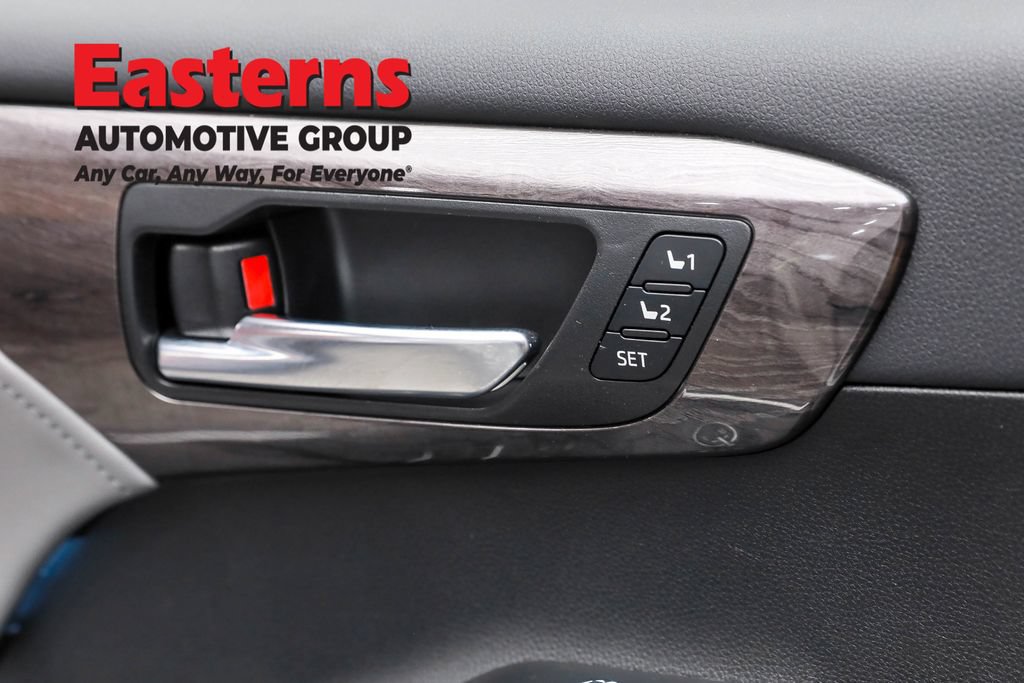 Used 2024 Toyota Highlander Platinum AWD/4WD image 22