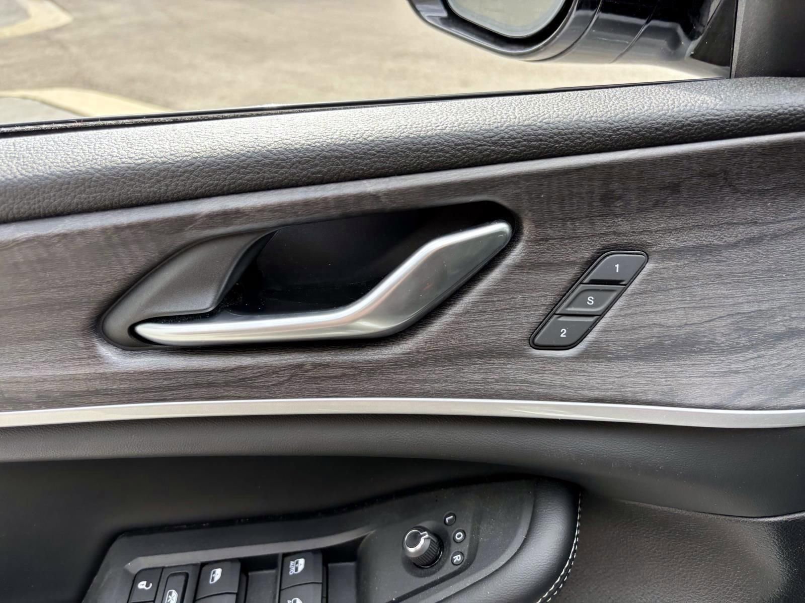 Used 2025 Jeep Grand Cherokee Limited w/ Luxury Tech Group II image 12