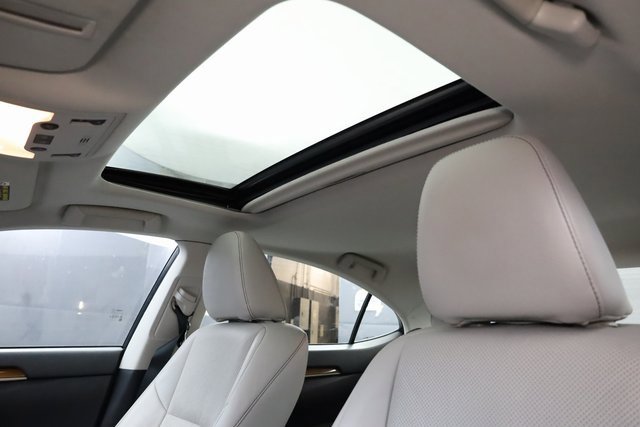 Used 2014 Lexus ES 300h w/ Luxury Package w/Bamboo Trim image 23