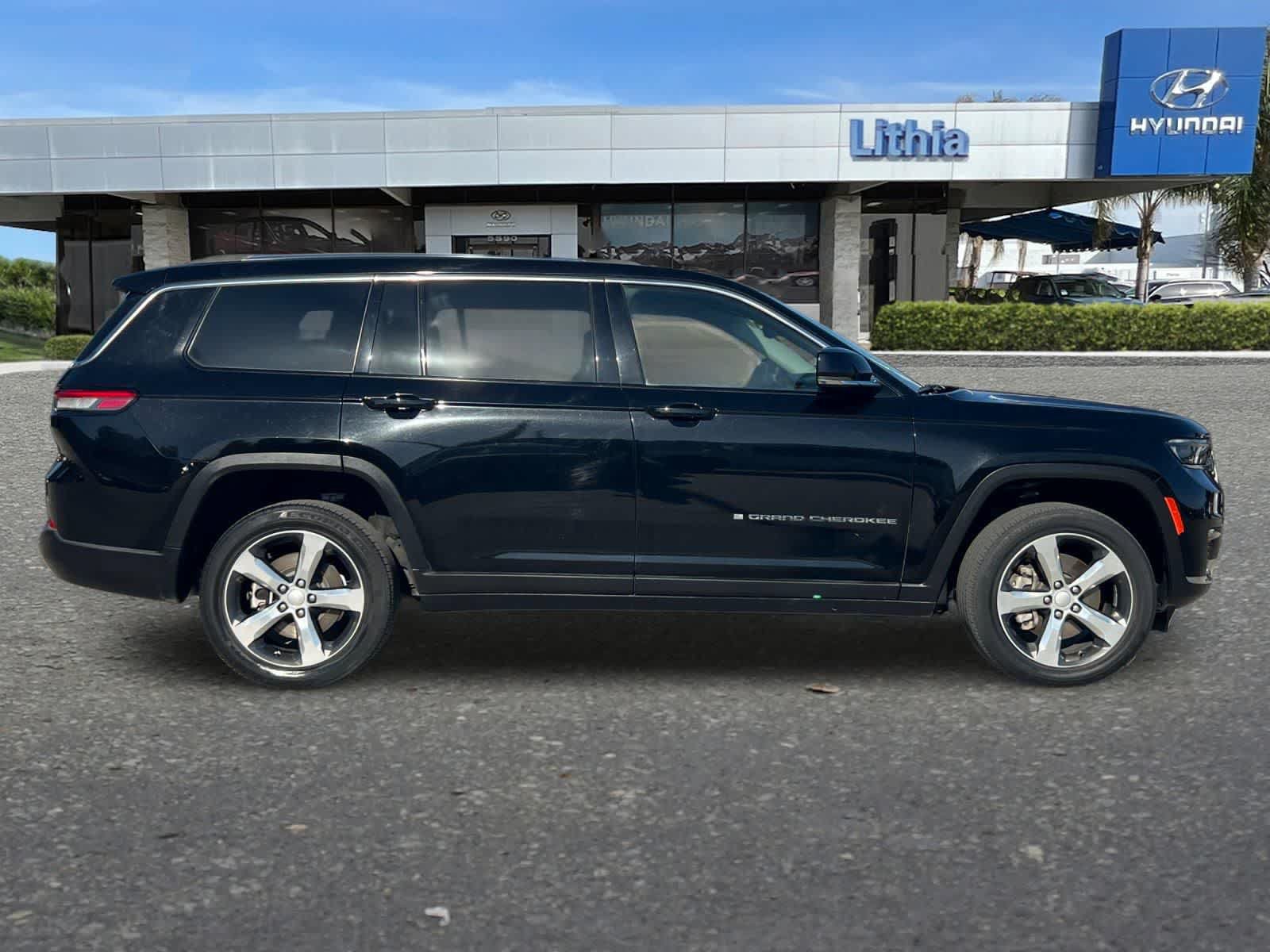 Used 2022 Jeep Grand Cherokee L Limited AWD/4WD image 9