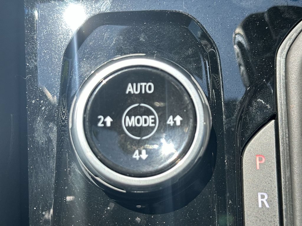 Used 2026 Chevrolet Colorado ZR2 w/ Technology Package AWD/4WD image 30