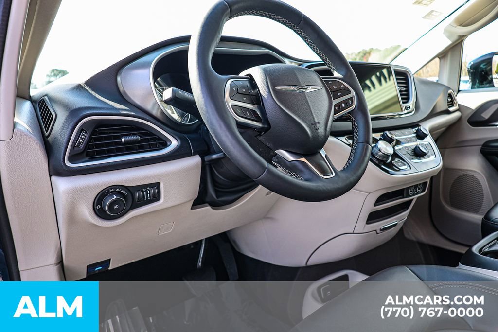 Used 2024 Chrysler Pacifica Touring-L image 30
