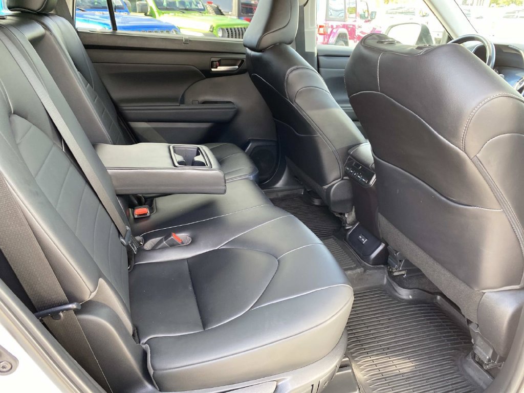 Used 2023 Toyota Highlander XLE AWD/4WD image 27