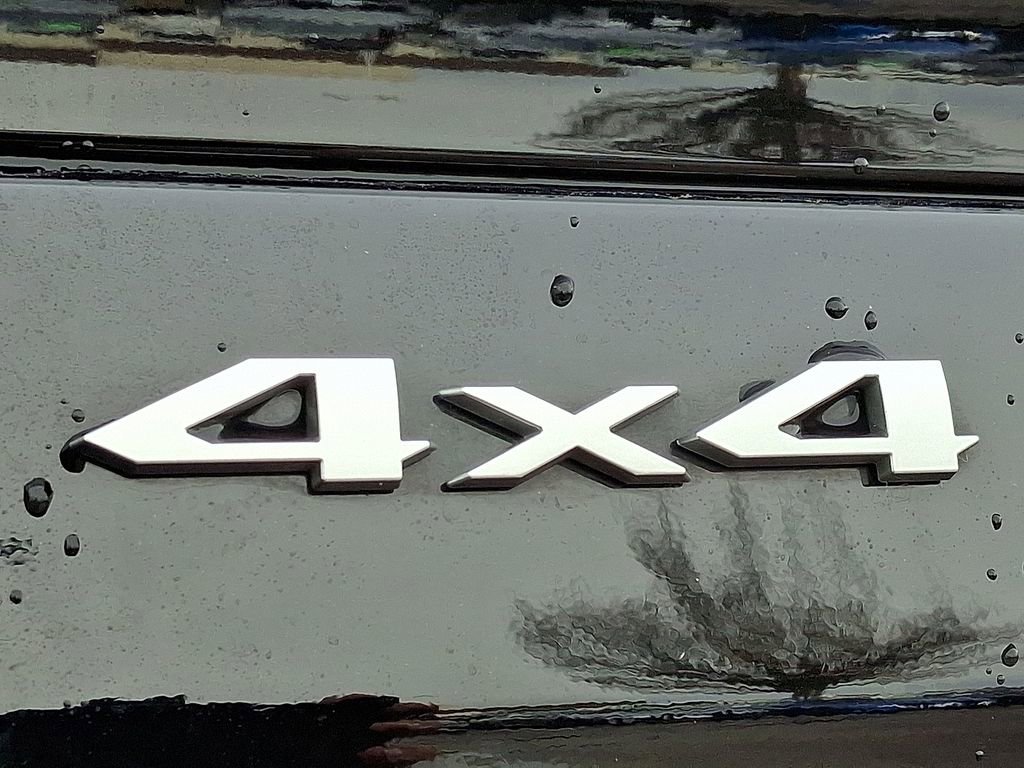 Used 2025 Jeep Grand Cherokee Laredo image 32