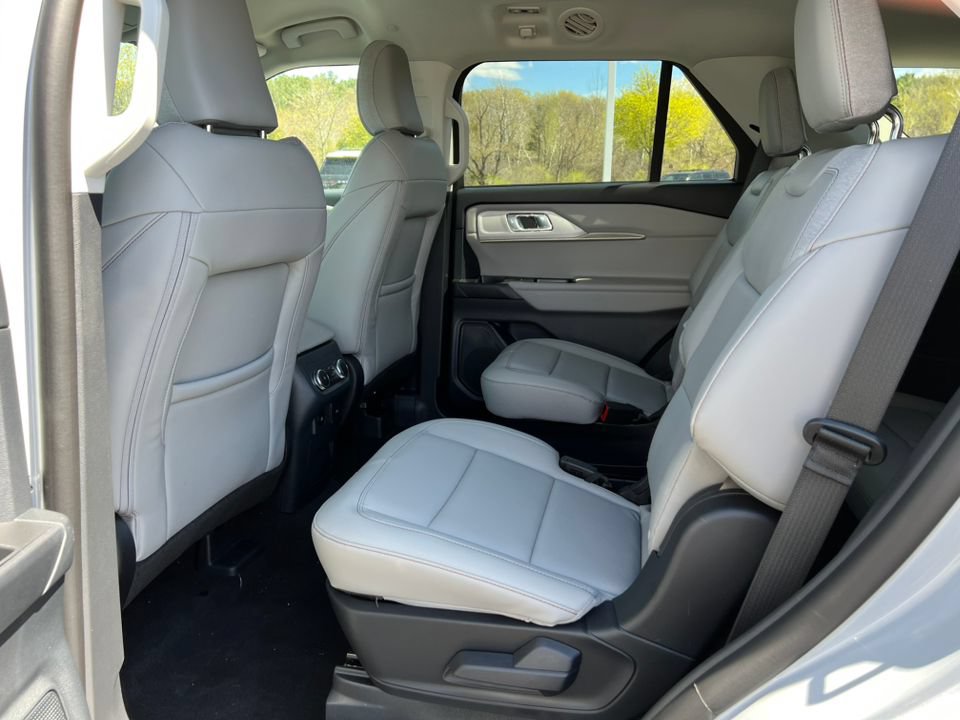 Used 2026 Ford Explorer Active w/ Active Comfort Package AWD/4WD image 4