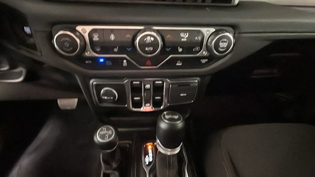 Used 2024 Jeep Wrangler Unlimited Sahara w/ Technology Group AWD/4WD image 22