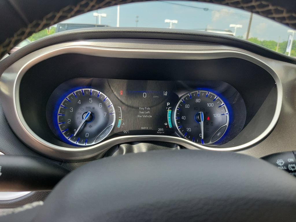 Used 2023 Chrysler Pacifica Touring-L FWD image 27
