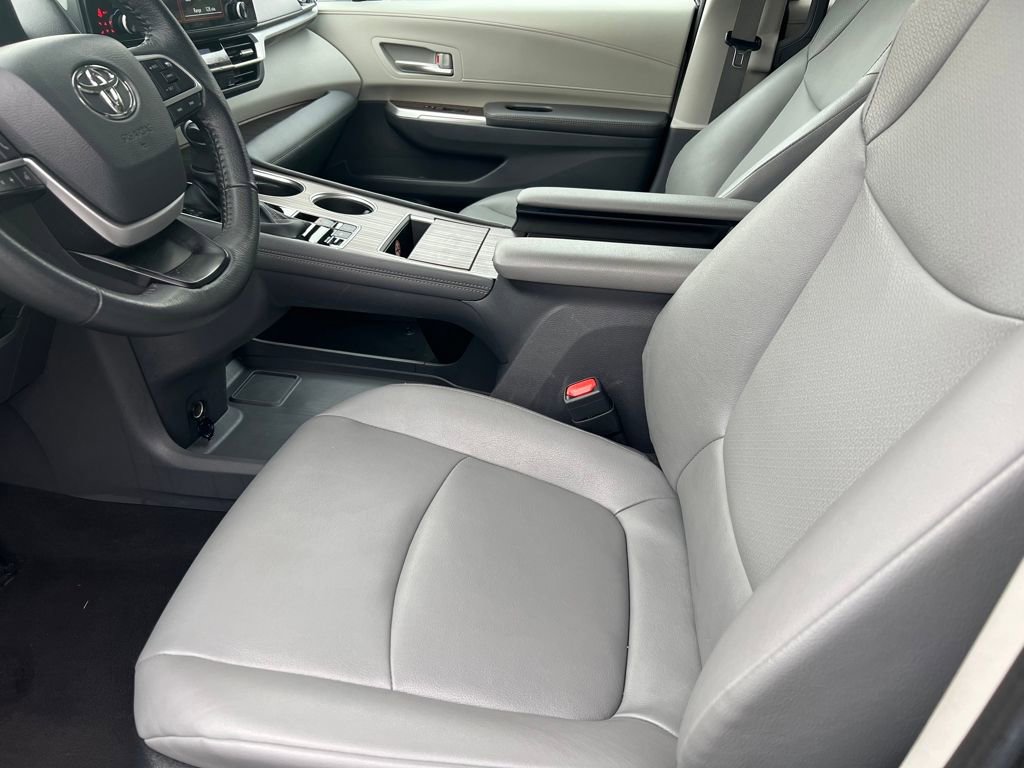 Used 2024 Toyota Sienna XLE image 9