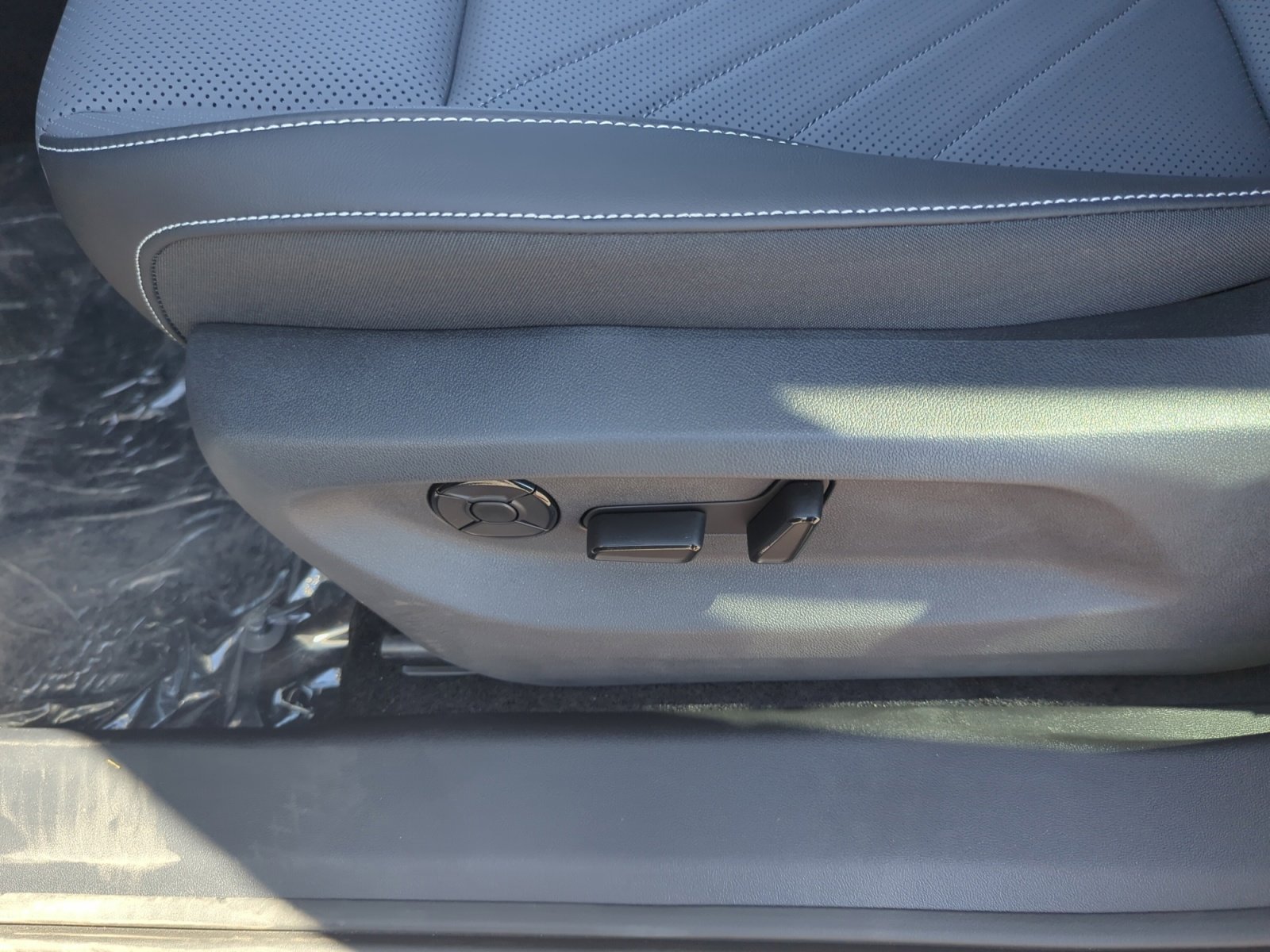 New 2025 Volkswagen Tiguan SE image 14