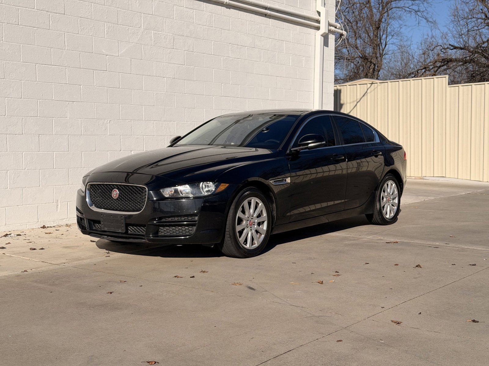 Used 2019 Jaguar XE Premium image 3