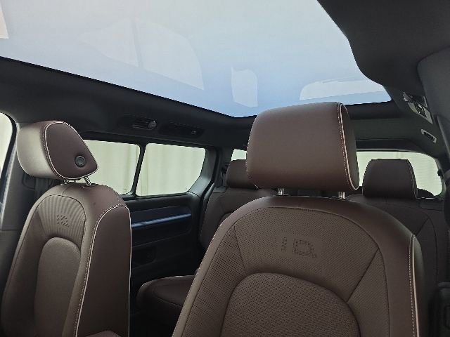 Certified 2025 Volkswagen ID. Buzz Pro S Plus AWD/4WD image 24