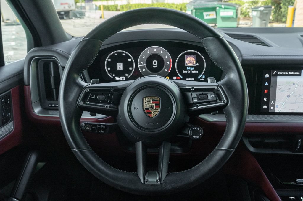 Used 2024 Porsche Cayenne AWD/4WD image 16