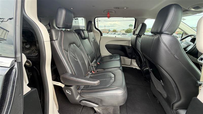 Used 2018 Chrysler Pacifica Touring-L FWD image 37