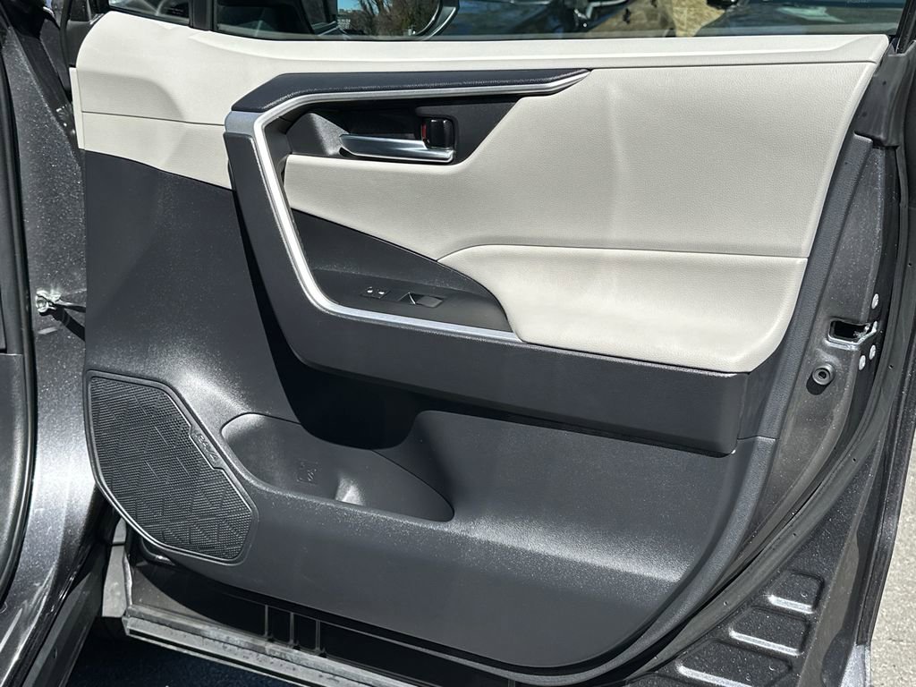 Used 2021 Toyota RAV4 XLE w/ Convenience Package image 15