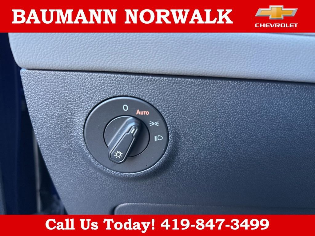 Used 2024 Volkswagen Taos SE w/ Panoramic Sunroof Package AWD/4WD image 9