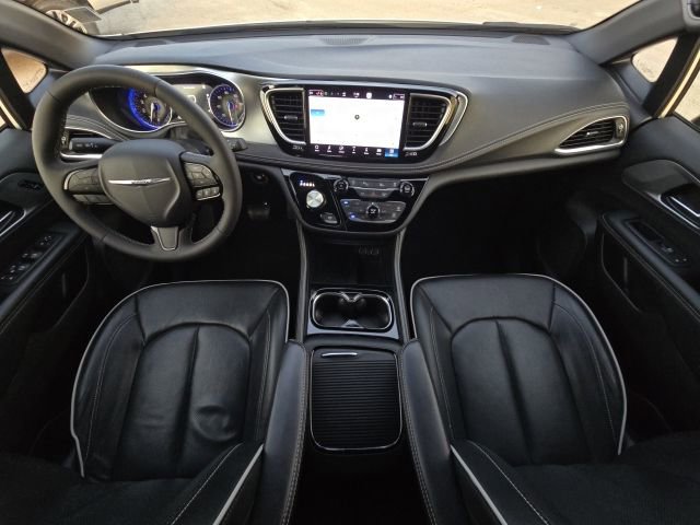 Used 2025 Chrysler Pacifica Limited FWD image 39