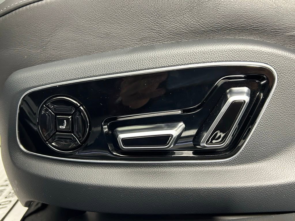 Used 2023 Audi S8 w/ S8 Comfort Plus Package image 32