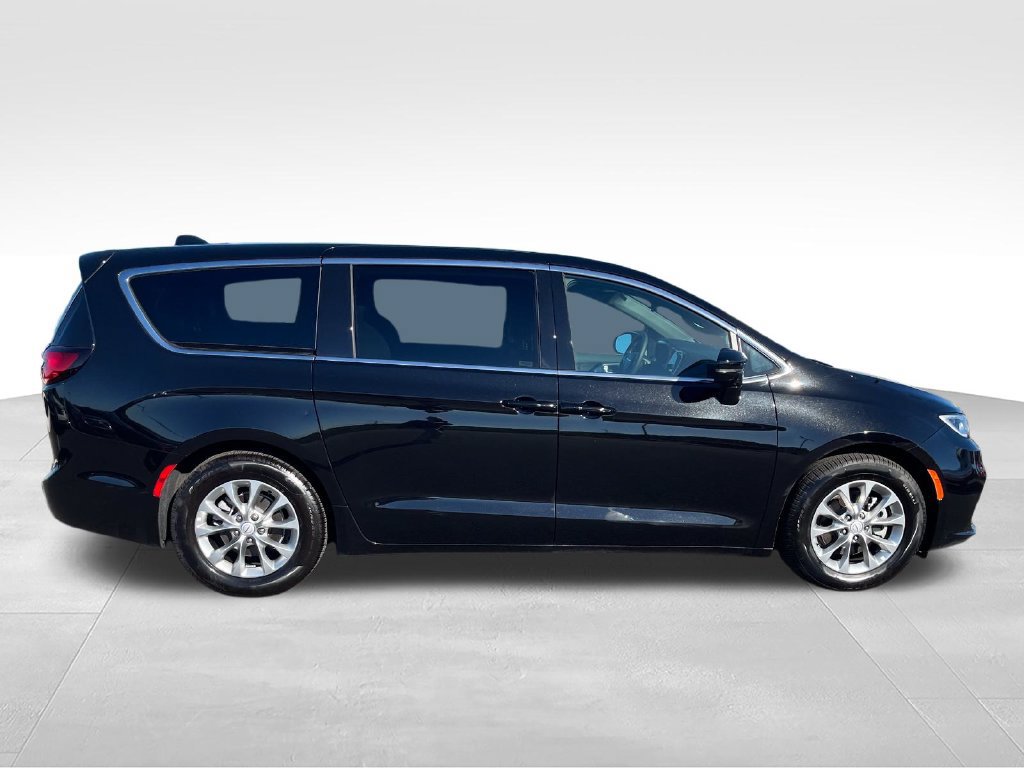 Used 2026 Chrysler Pacifica Limited FWD image 6