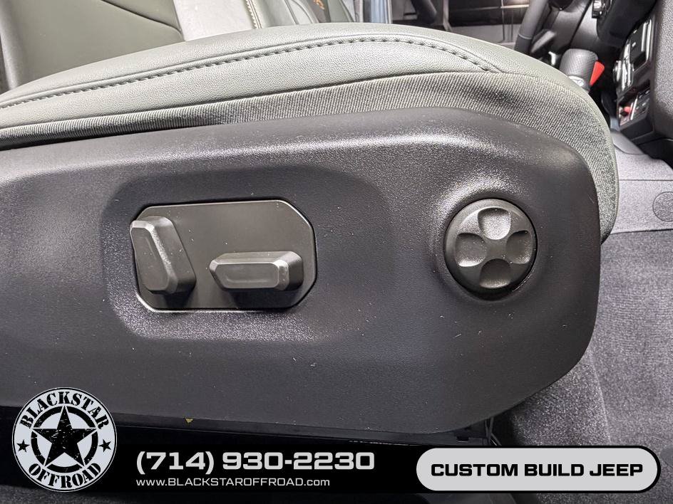Used 2025 Jeep Gladiator Mojave AWD/4WD image 19