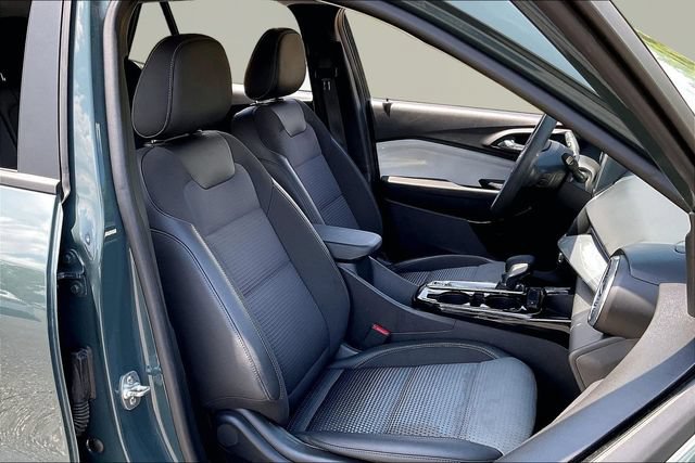 Used 2025 Chevrolet Trax LT FWD image 19