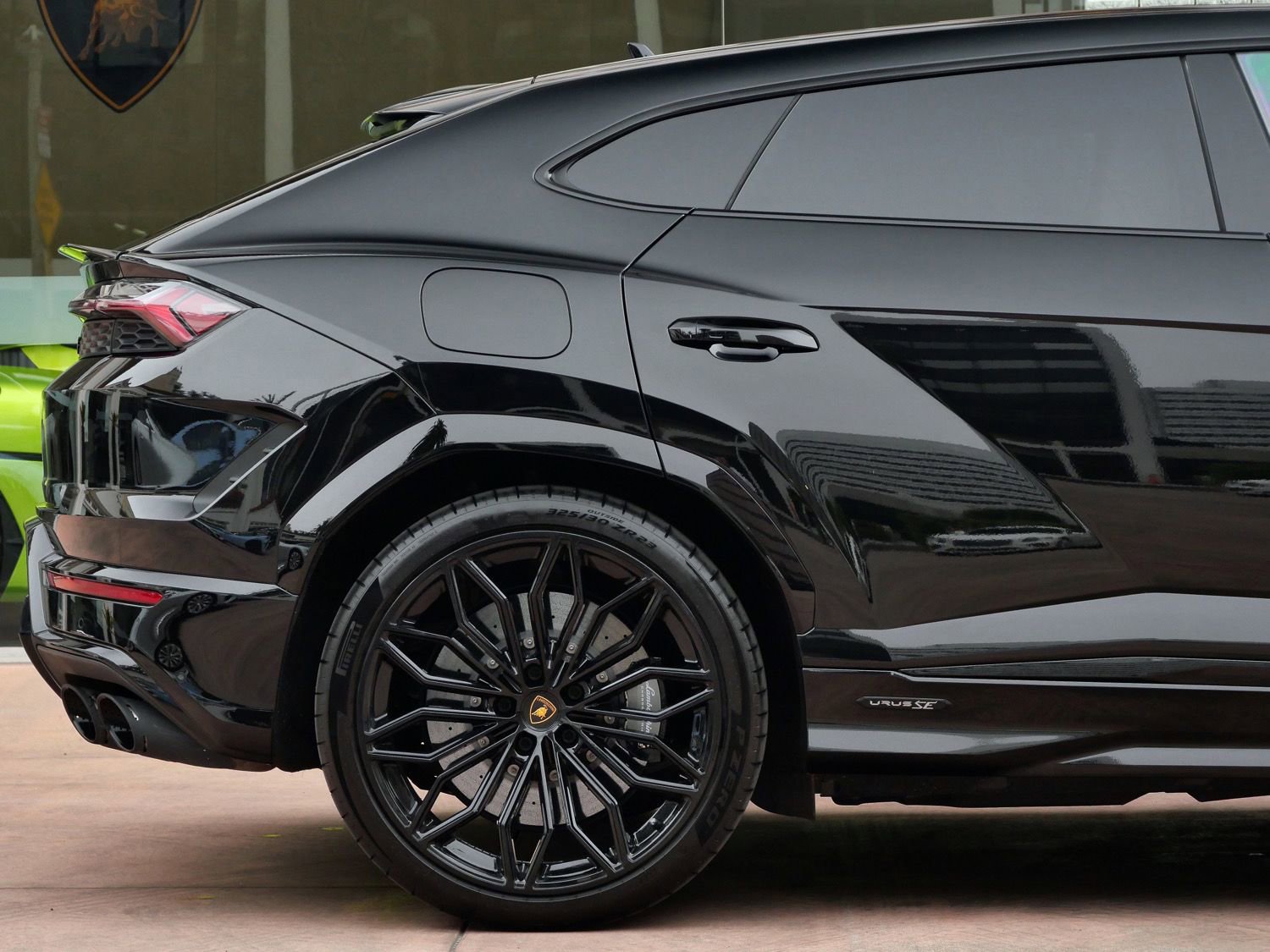 Used 2025 Lamborghini Urus SE AWD/4WD image 11
