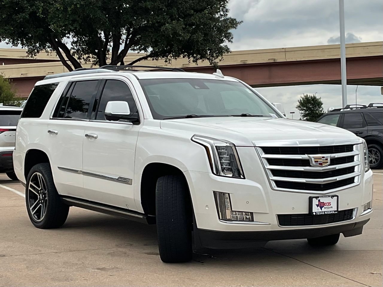 Used 2017 Cadillac Escalade Premium Luxury AWD/4WD image 3