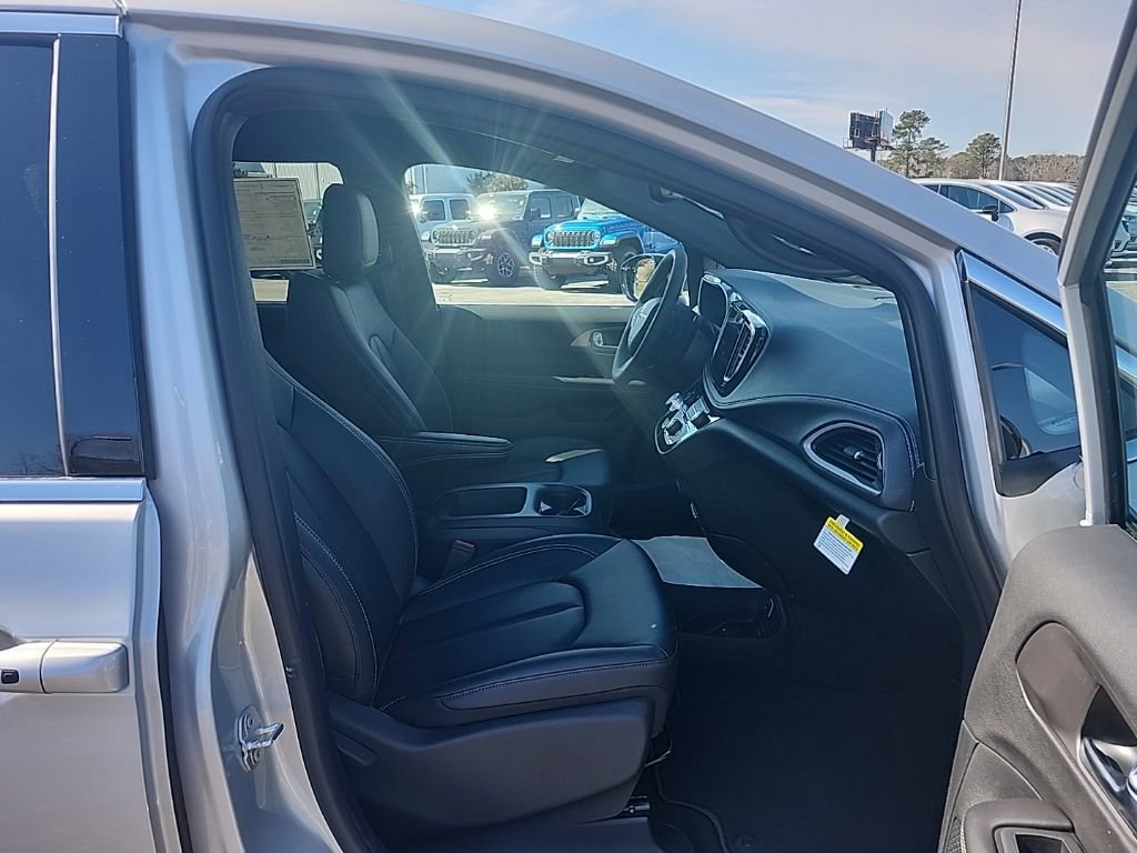 New 2026 Chrysler Pacifica Select image 33