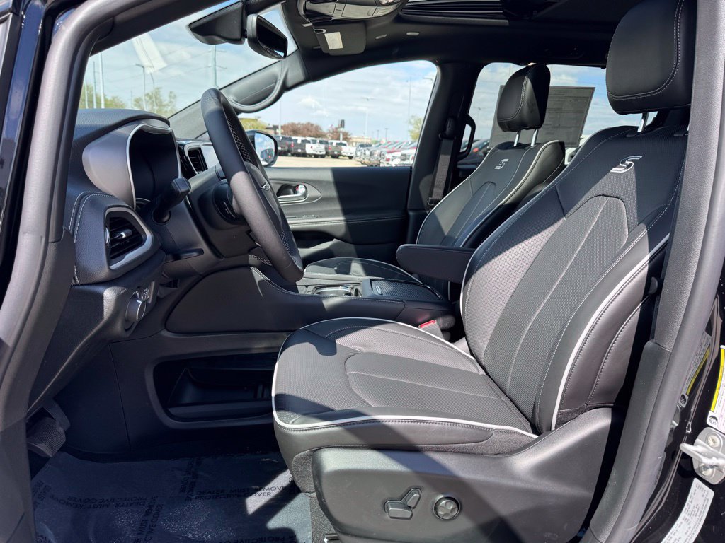 New 2027 Chrysler Pacifica Limited w/ Family Tech Group AWD/4WD image 4