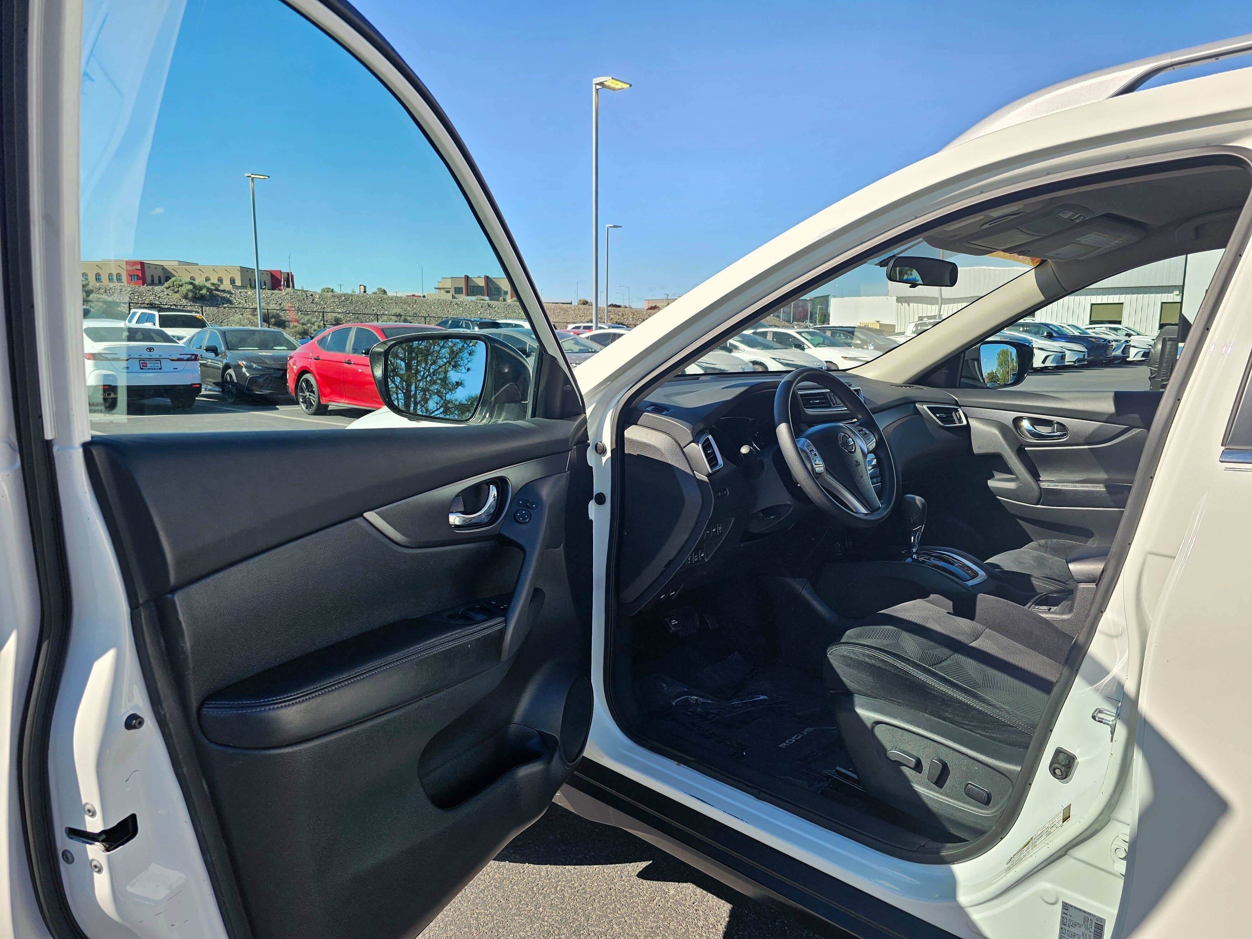 Used 2016 Nissan Rogue SV w/ SV Premium Package AWD/4WD image 18