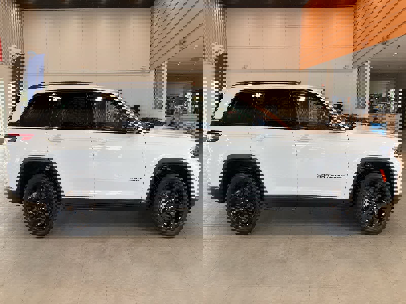 Used 2023 Jeep Grand Cherokee Limited w/ Luxury Tech Group II image 4