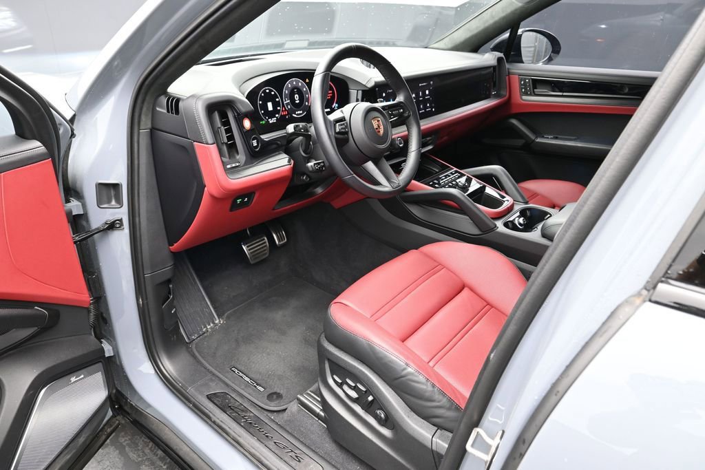 Certified 2025 Porsche Cayenne GTS AWD/4WD image 4