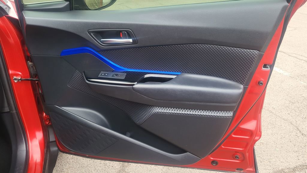 Used 2020 Toyota C-HR XLE FWD image 16