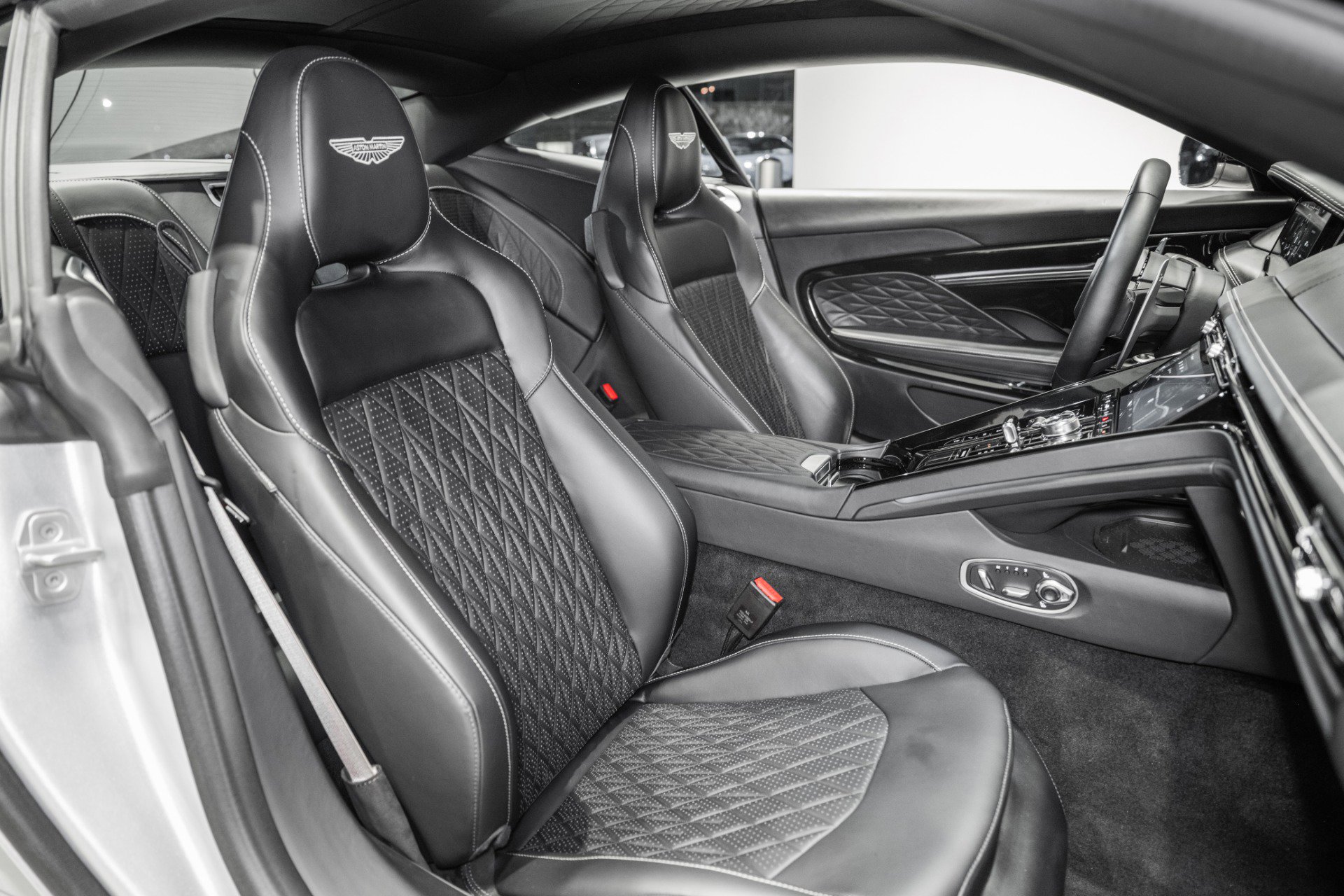 Used 2024 Aston Martin DB12 Coupe RWD image 17