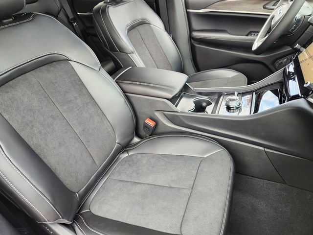 New 2026 Jeep Grand Cherokee Altitude AWD/4WD image 9
