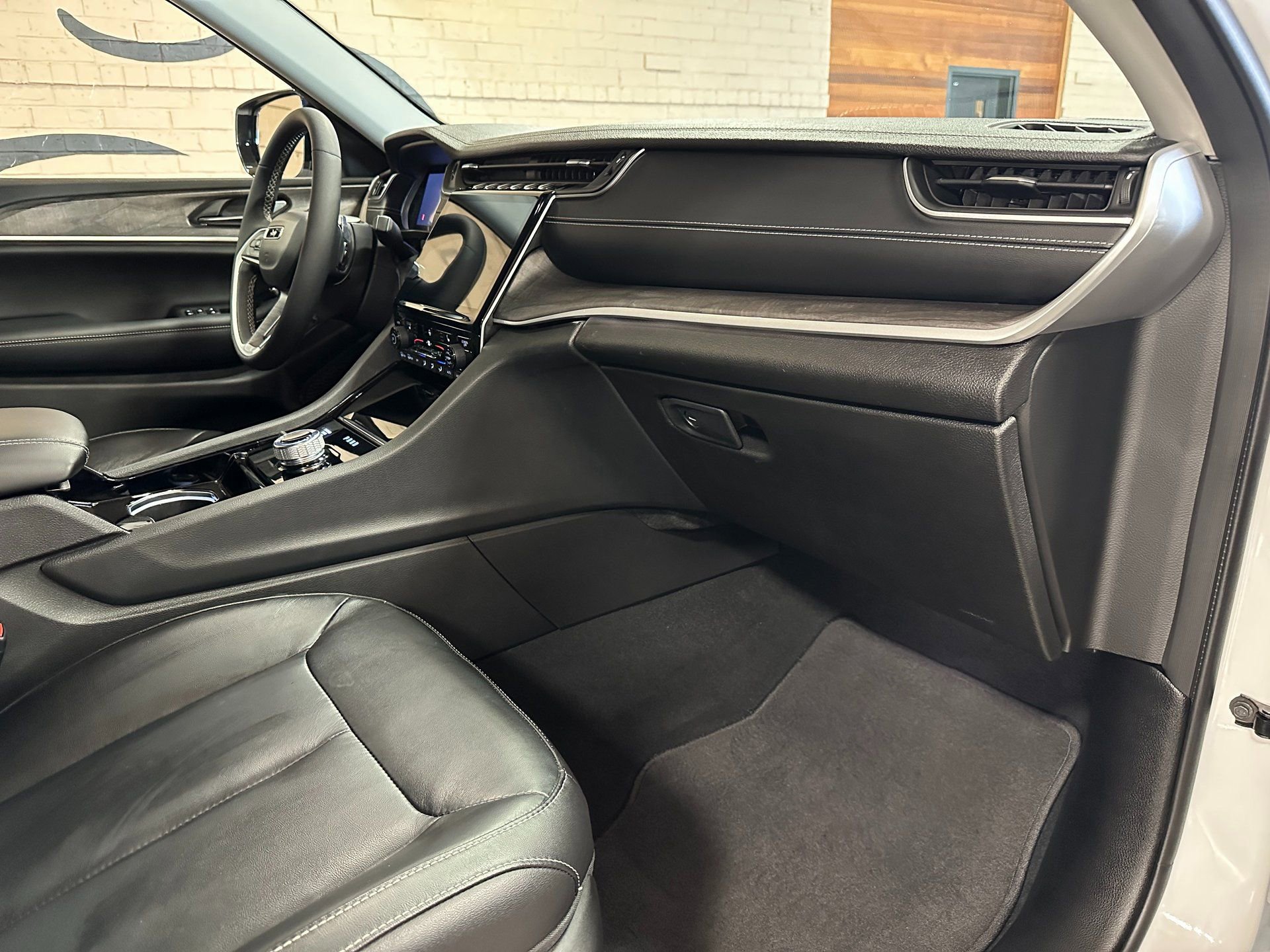 Used 2023 Jeep Grand Cherokee Limited AWD/4WD image 25
