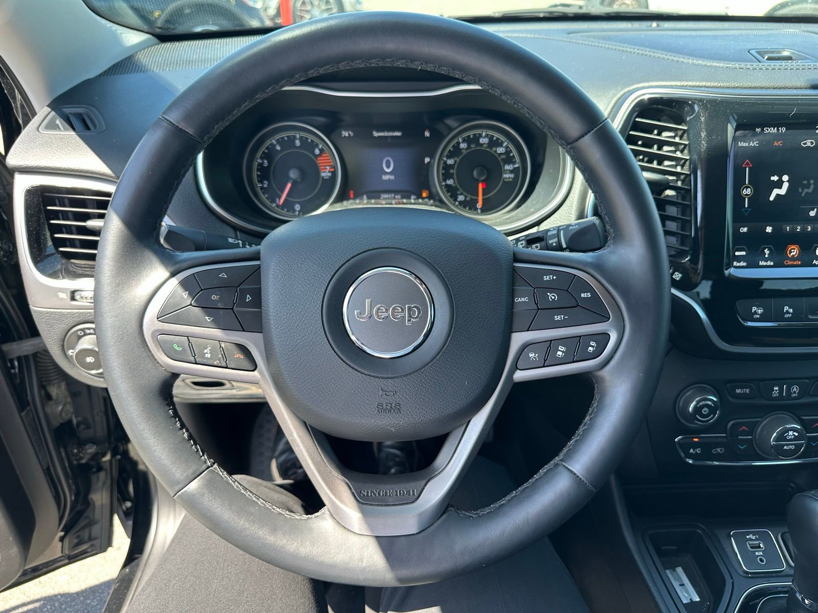 Used 2019 Jeep Cherokee Limited w/ Technology Group FWD image 3