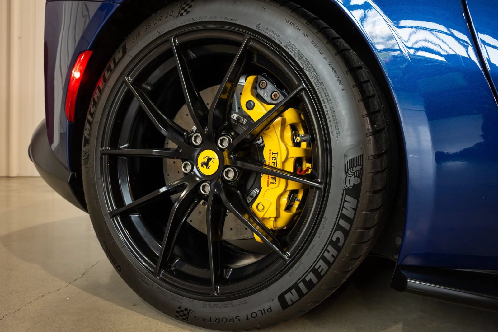 Used 2019 Ferrari 812 Superfast RWD image 26