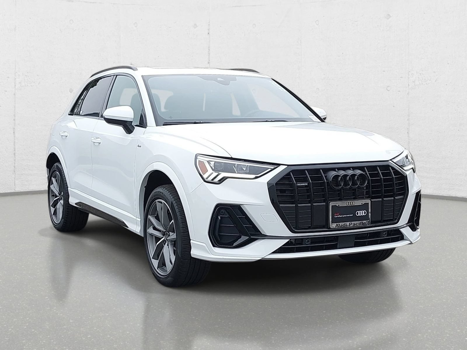 Certified 2025 Audi Q3 2.0T Premium w/ Convenience Package AWD/4WD image 3