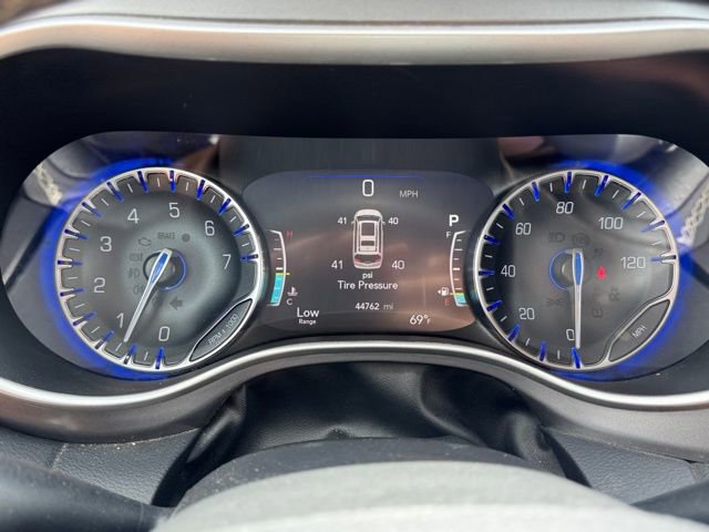 Used 2022 Chrysler Pacifica Touring-L image 16