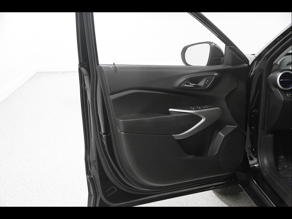 Used 2024 Chevrolet Trax LS w/ LS Convenience Package FWD image 4