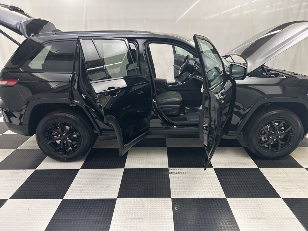 New 2025 Jeep Grand Cherokee Altitude image 16