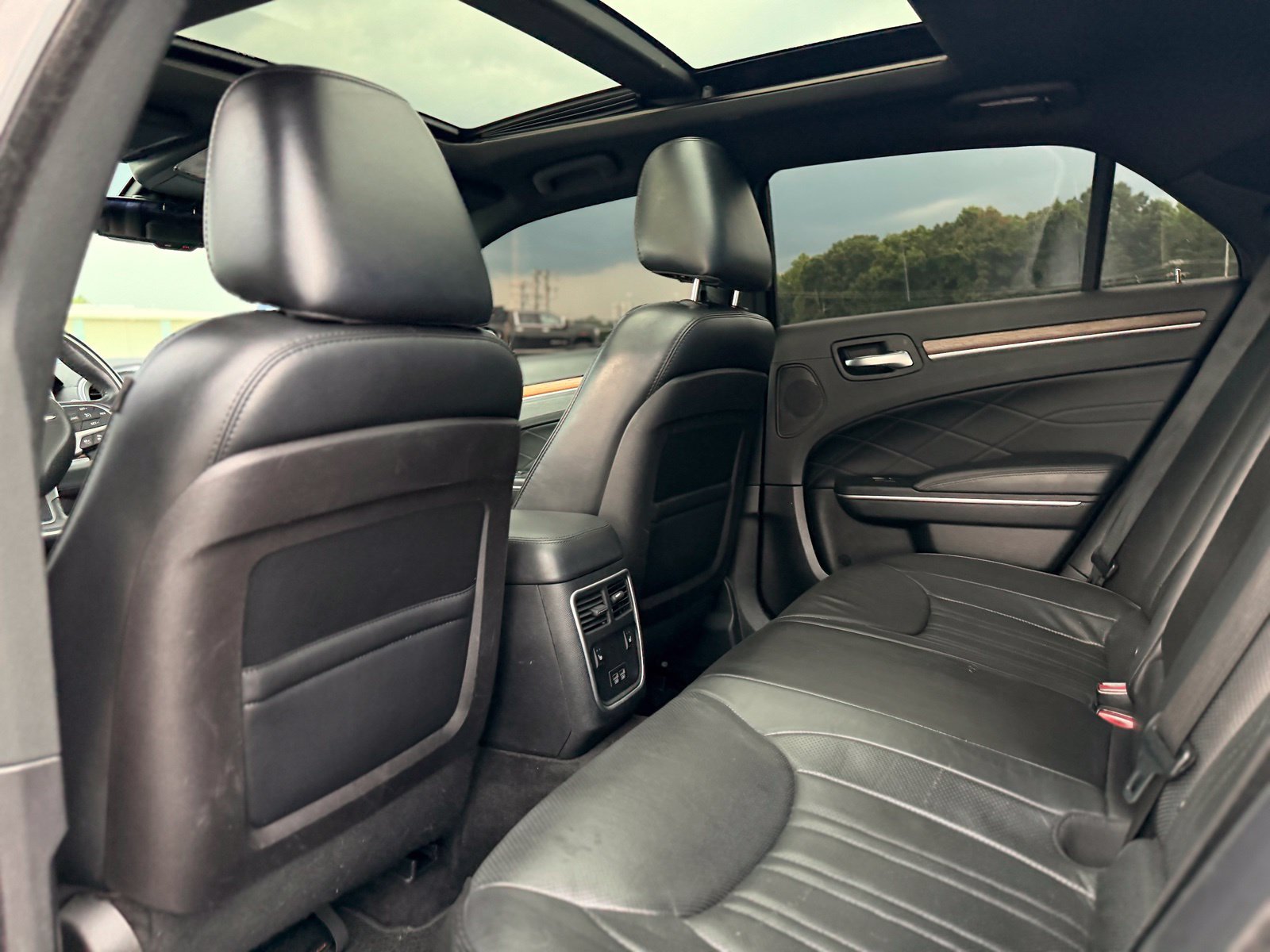 Used 2015 Chrysler 300 C Platinum w/ Harman/Kardon Audio Group RWD image 17