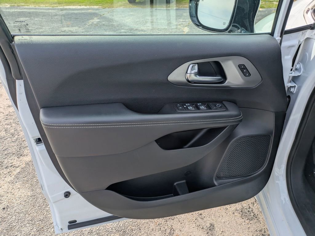 Used 2025 Chrysler Pacifica Select FWD image 11