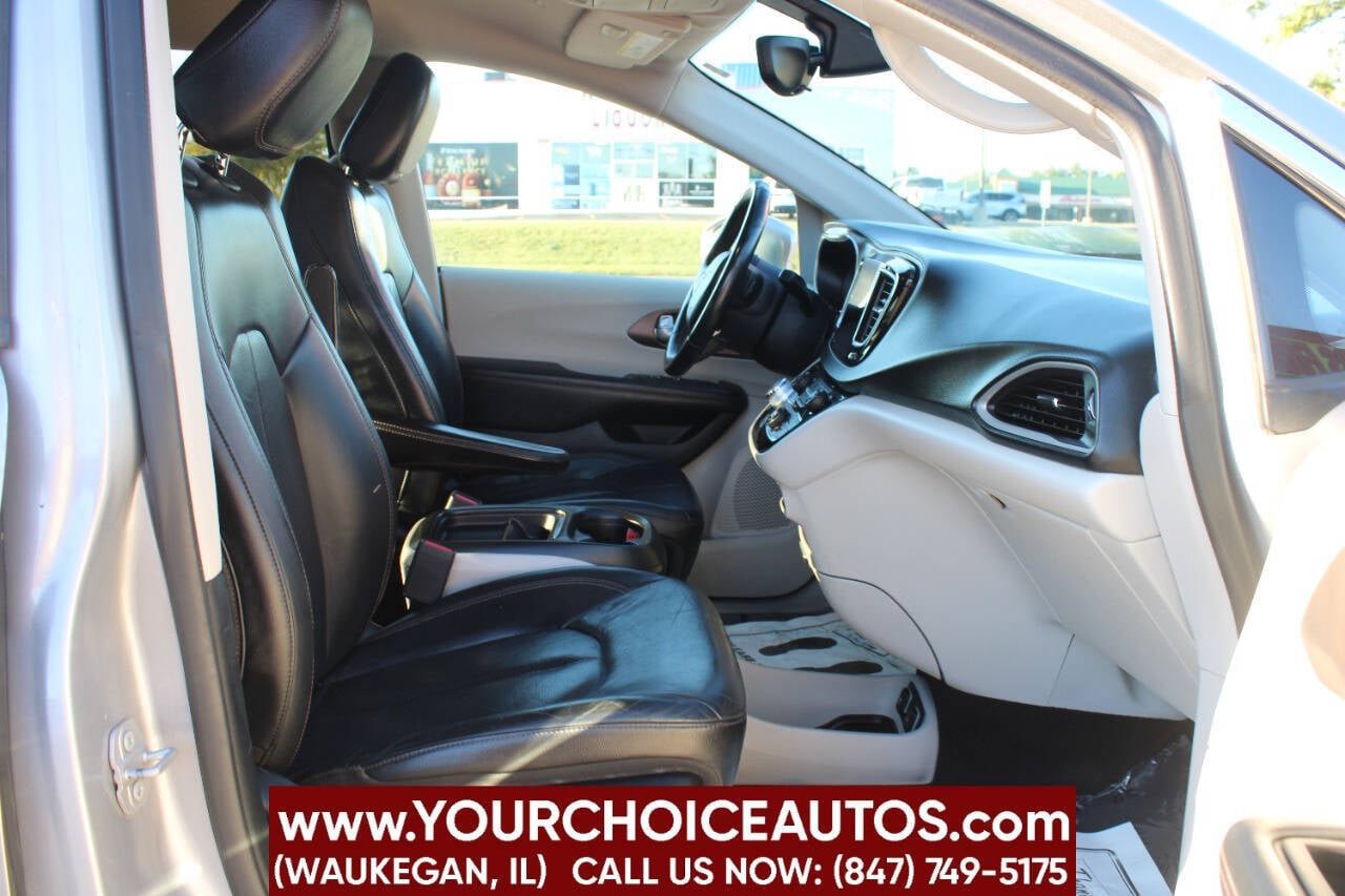 Used 2018 Chrysler Pacifica Touring-L image 14