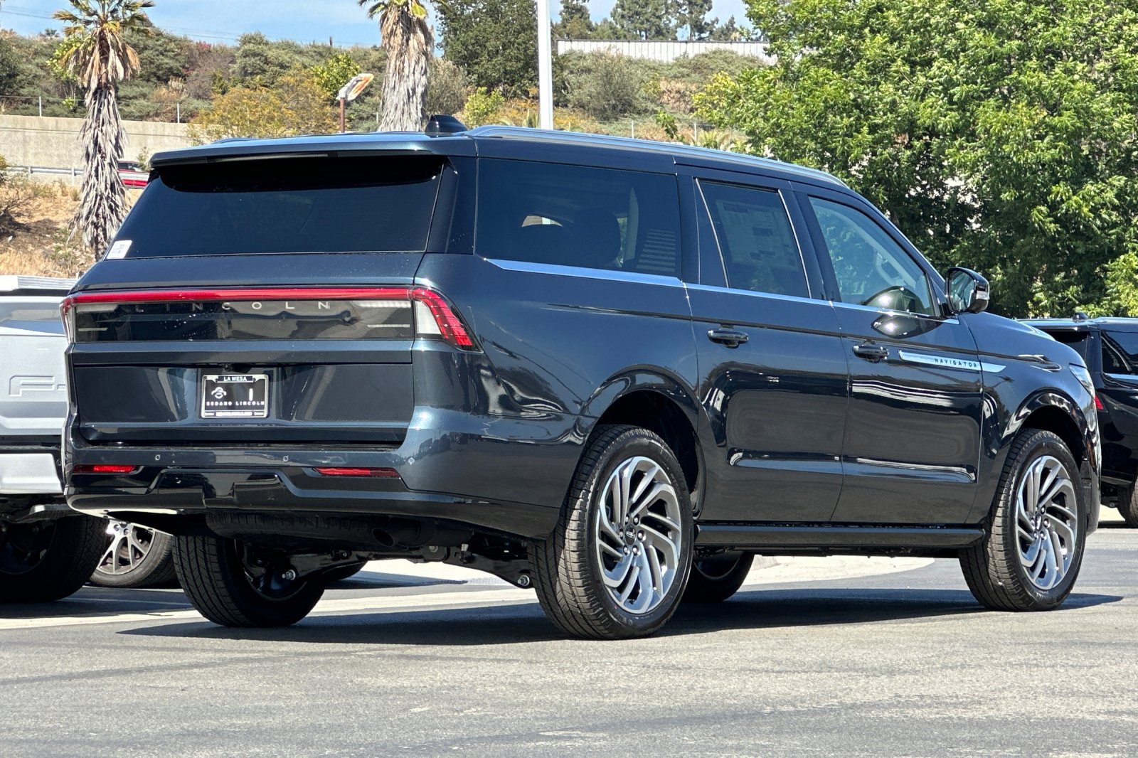 New 2026 Lincoln Navigator L Reserve AWD/4WD image 3