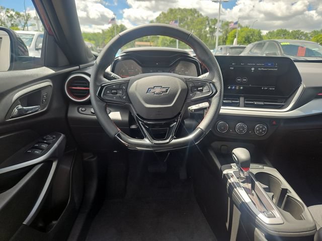 Used 2025 Chevrolet Trax RS FWD image 13