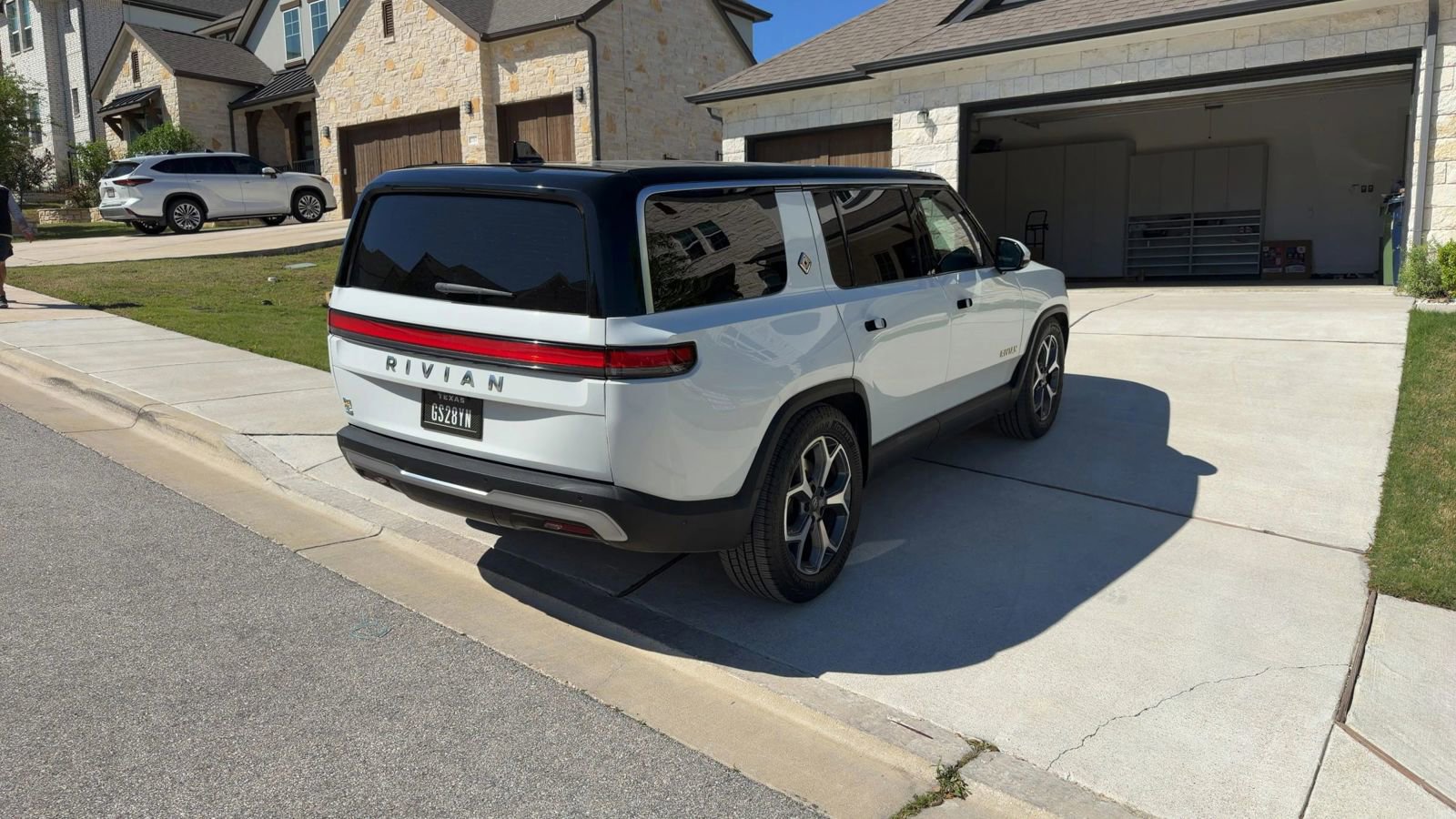 Used 2023 Rivian R1S Adventure image 4