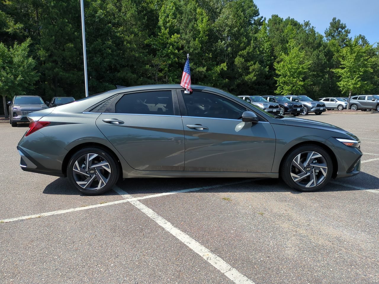 Used 2025 Hyundai Elantra Limited FWD image 3