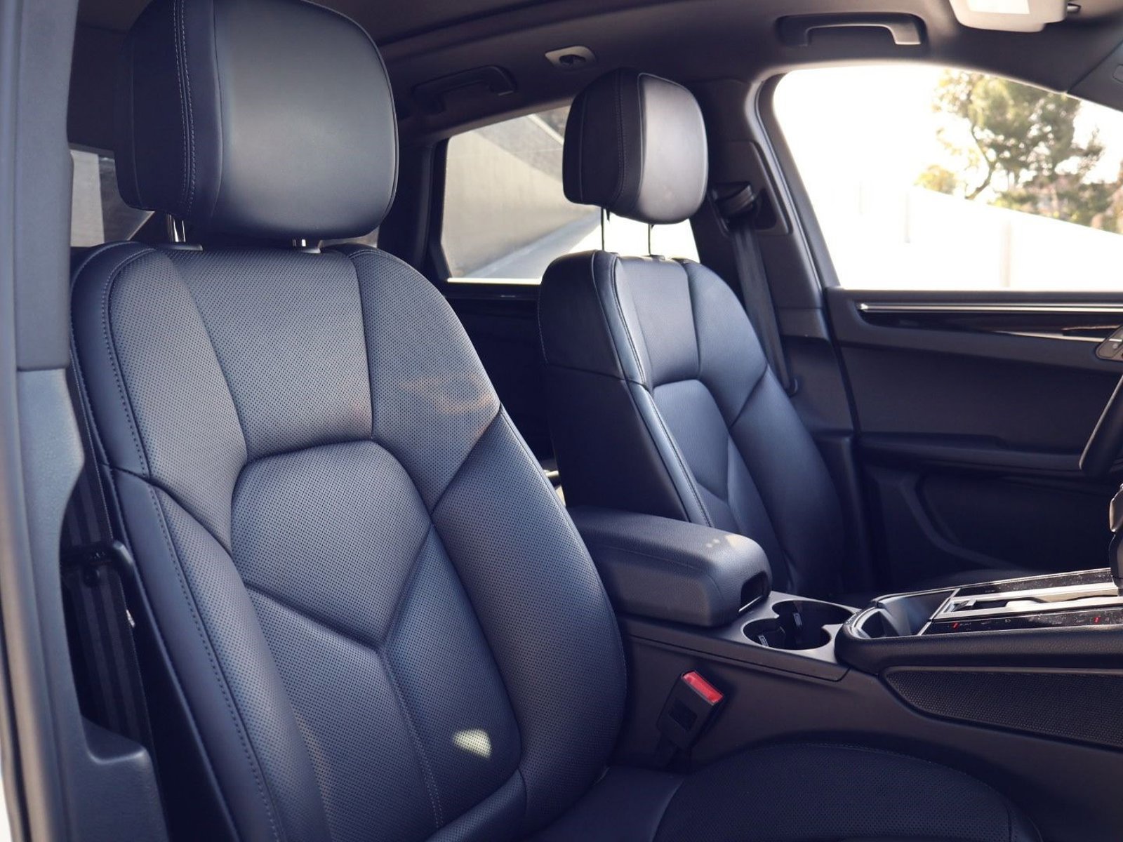 Certified 2025 Porsche Macan image 24